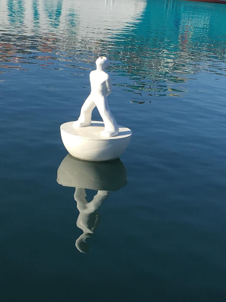 פסל על המים