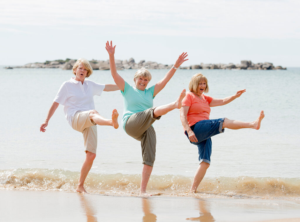 נשים מבוגרות רוקדות על החוף